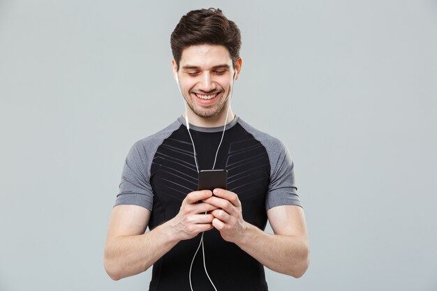 Retrato de un joven deportista sonriente