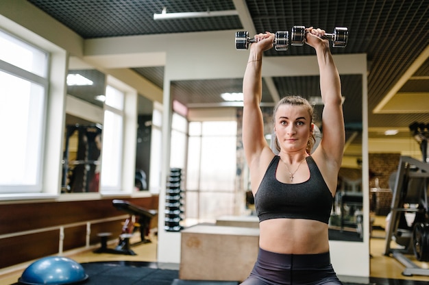 Retrato de joven deportiva dedicada a deportes y fitness