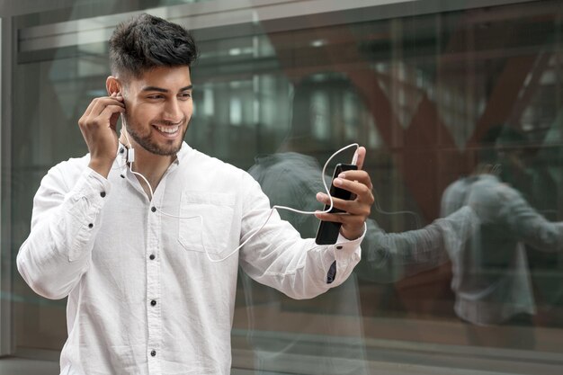 Retrato de un joven disfrutando de la música al aire libre