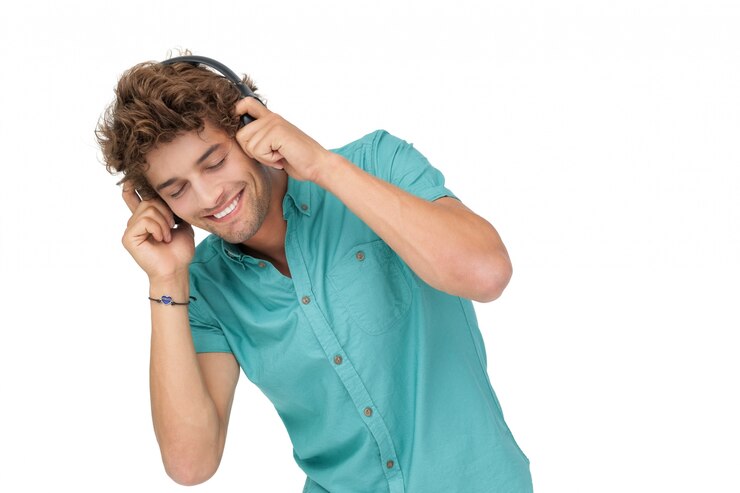 Foto retrato de un joven disfrutando de la música