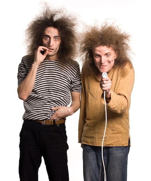 Retrato de joven divertido después de una descarga eléctrica con alto voltaje