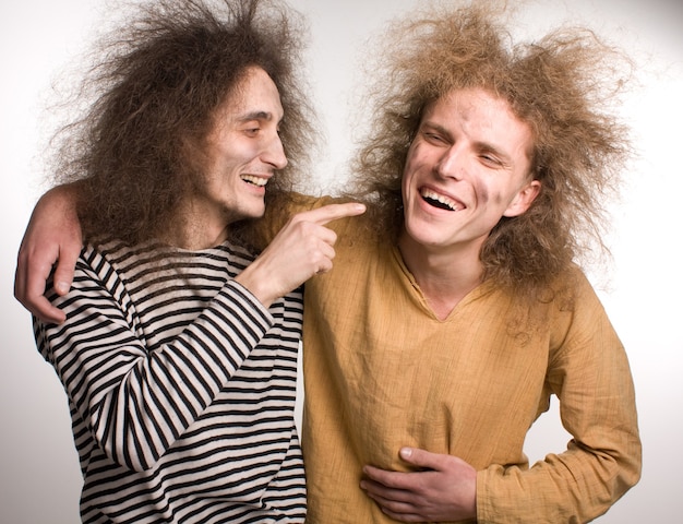 Foto retrato de joven divertido después de una descarga eléctrica con alto voltaje