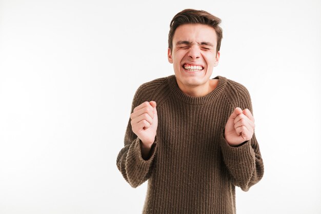 Retrato de un joven divertido en suéter