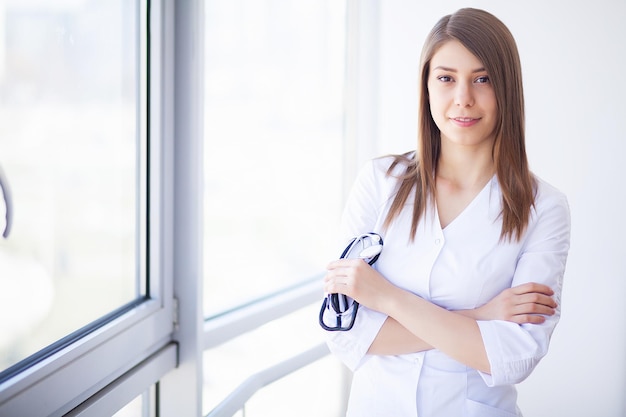 Retrato, de, joven, doctor, posición, en, consultorio médico