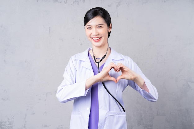 Retrato de una joven doctora asiática
