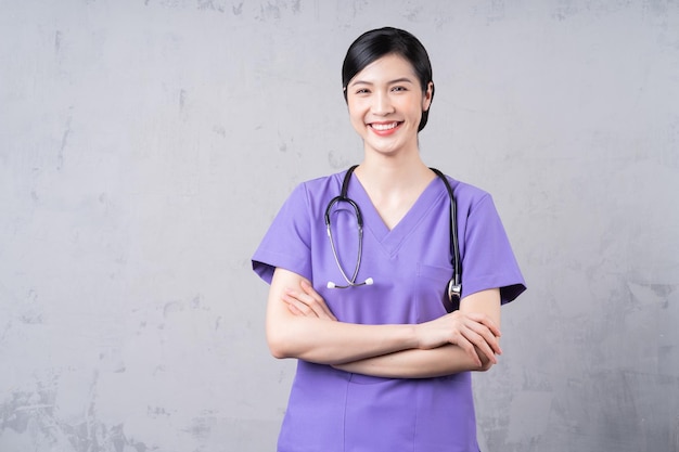 Retrato de una joven doctora asiática