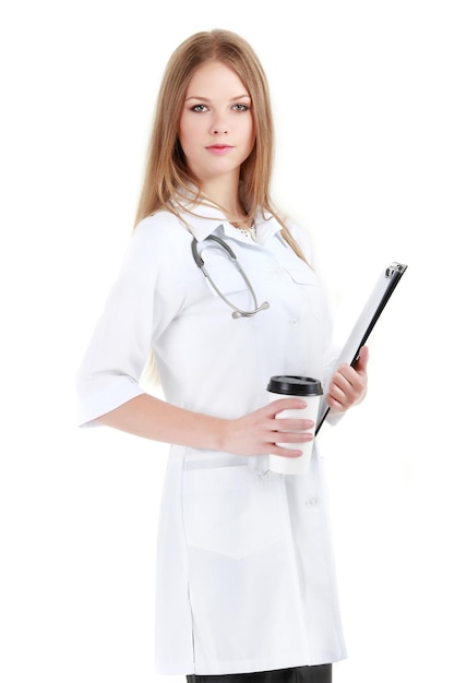 Retrato de joven doctora con bata blanca de pie en el hospital