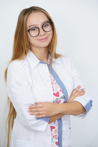 Retrato de joven doctora en bata blanca