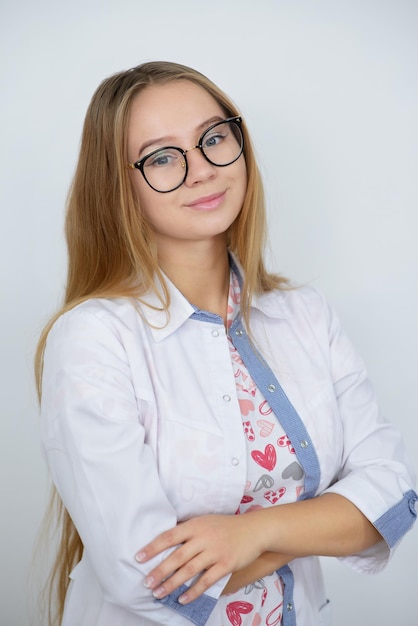 Retrato de joven doctora en bata blanca