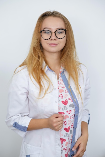 Retrato de joven doctora en bata blanca