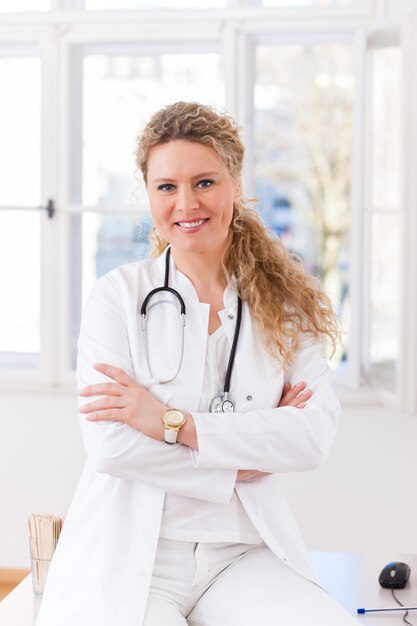 Retrato de joven doctora en clínica