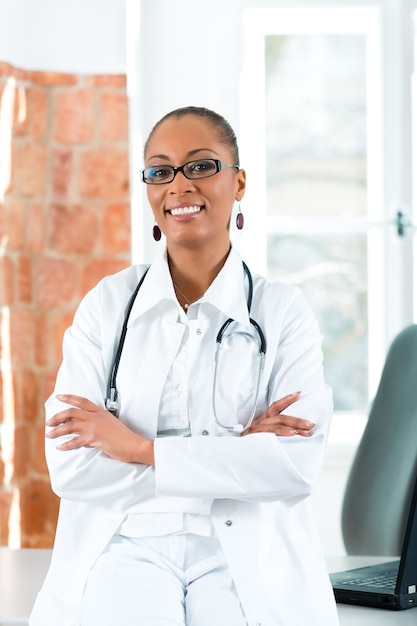 Retrato de joven doctora en clínica