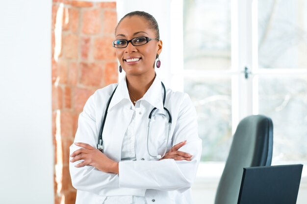 Retrato de joven doctora en clínica