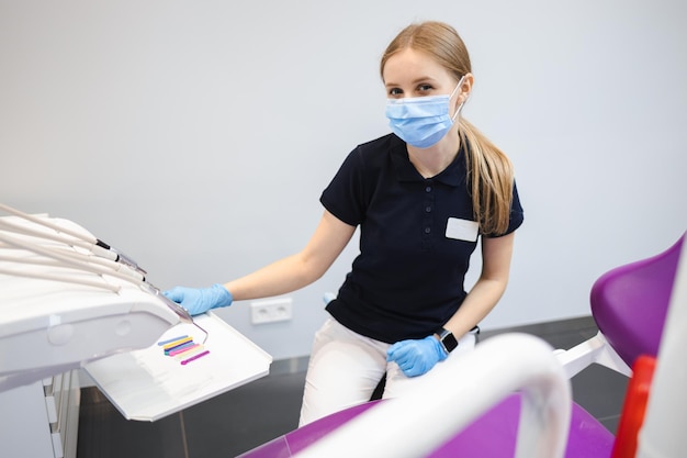 Retrato de una joven doctora dentista sentada en la oficina