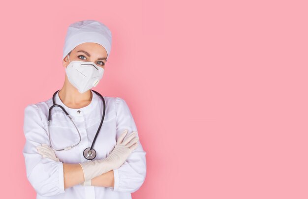 Retrato de una joven doctora en una gorra médica y máscara protectora