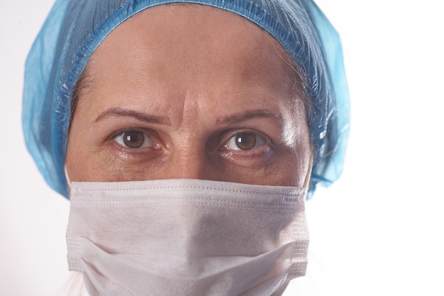 Retrato de joven doctora en máscara médica