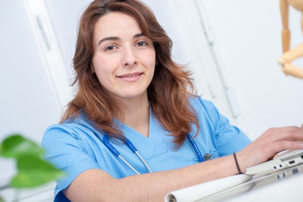 Retrato de joven doctora en su oficina