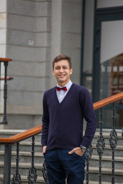 Retrato de un joven en el edificio