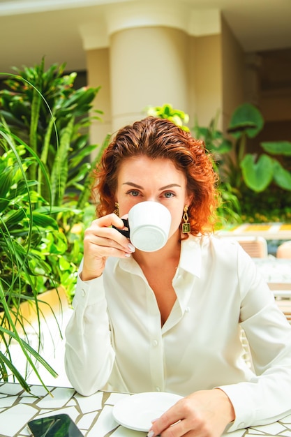 Retrato de una joven elegante en un café