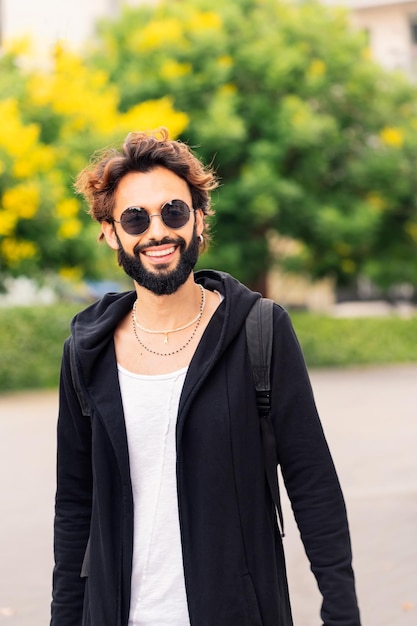 Retrato de un joven elegante sonriendo feliz