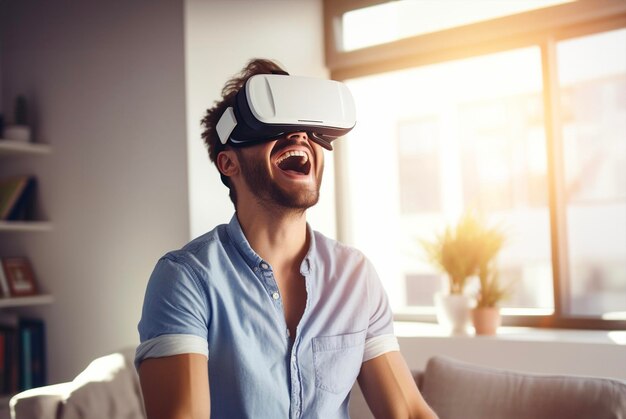 Retrato de un joven emocionado usando auriculares de realidad virtual en casa
