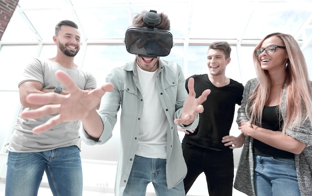 Retrato de un joven emocional con gafas de realidad virtual