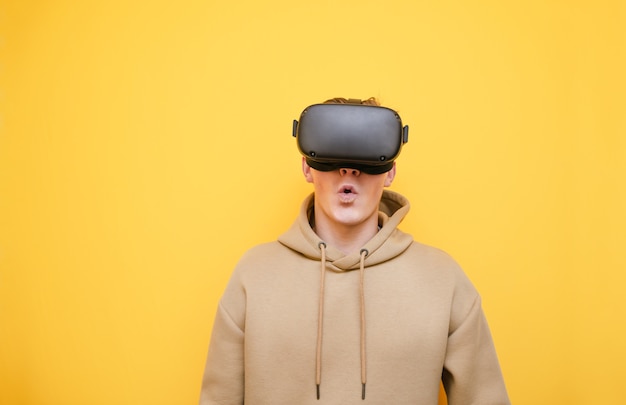 Retrato de joven emocional en gafas Vr aislado