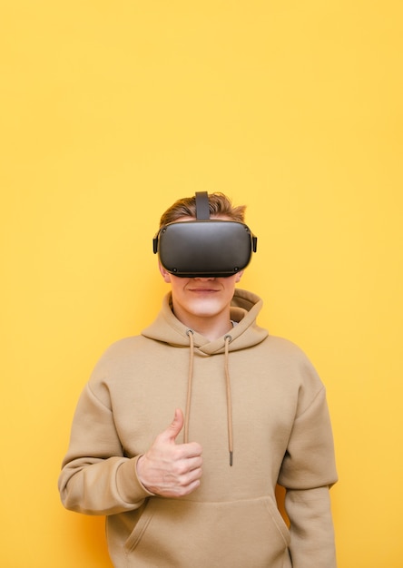 Retrato de joven emocional en gafas Vr aislado