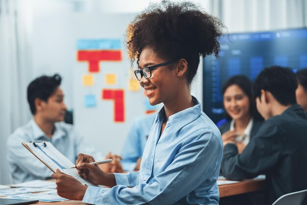 Retrato de una joven empresaria africana feliz con una reunión en la oficina Concord