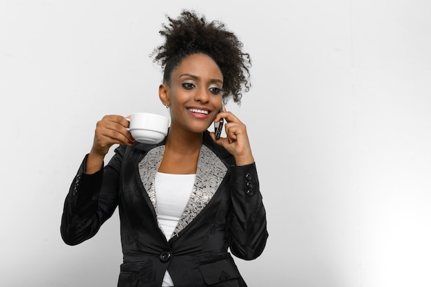 Retrato de joven empresaria africana hermosa con cabello Afro