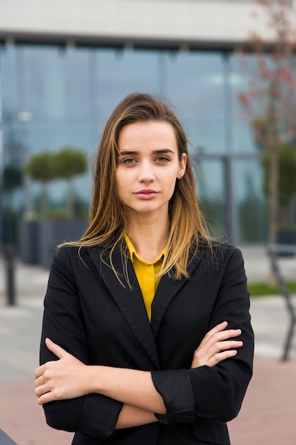 Foto retrato de joven empresaria al aire libre