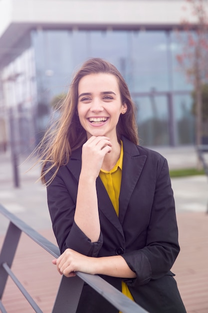 Retrato de joven empresaria al aire libre