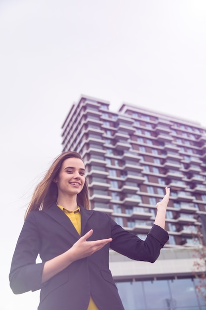 Foto retrato de joven empresaria al aire libre