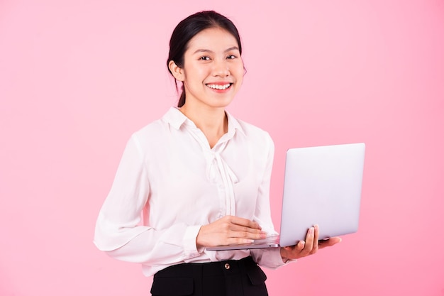 Retrato de joven empresaria asiática, aislado sobre fondo rosa