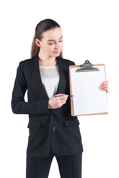 Retrato de una joven empresaria de cabello rubio con traje negro, sujetando el portapapeles y señalándolo con su bolígrafo. Retrato aislado. Bosquejo