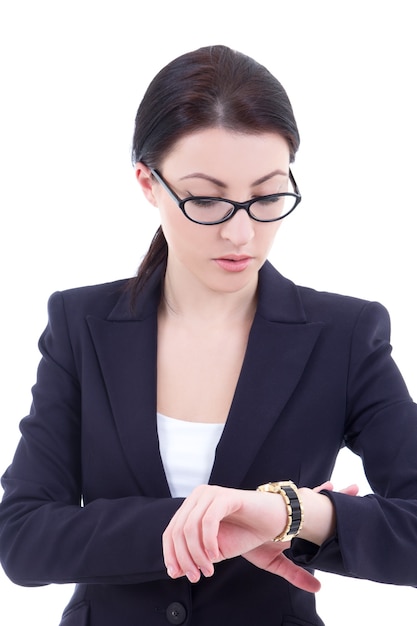 Retrato de joven empresaria comprueba el tiempo en su reloj de pulsera aislado sobre fondo blanco.