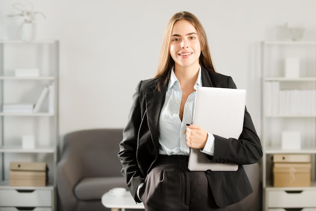 Foto retrato de una joven empresaria contable con ropa formal en el lugar de trabajo de la oficina exitosa gerente femenina hermosa secretaria
