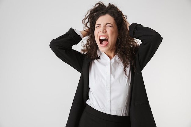 Retrato de una joven empresaria enojada gritando