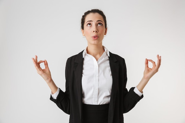 Retrato de una joven empresaria estresada meditando