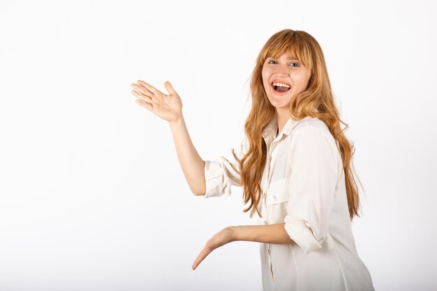 Retrato de joven empresaria feliz en estudio