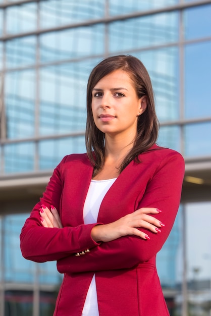 Retrato de joven empresaria frente a la oficina guilding