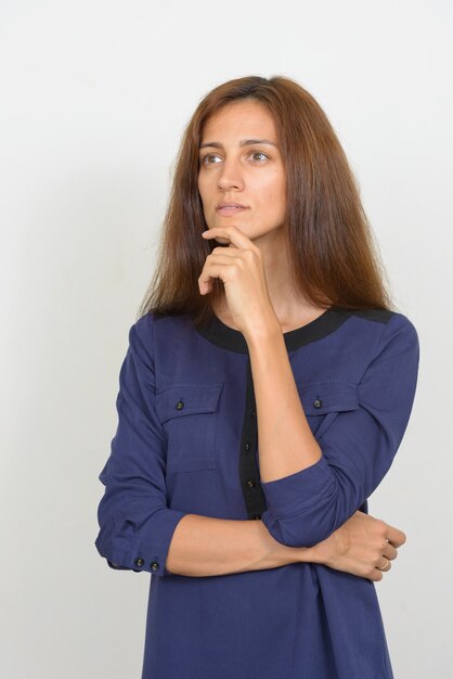 Retrato de joven empresaria hermosa con cabello castaño