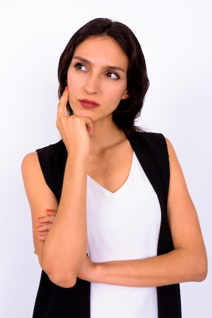 Retrato de joven empresaria hermosa contra la pared blanca