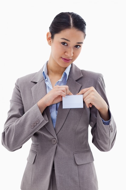 Retrato de una joven empresaria recorte su insignia