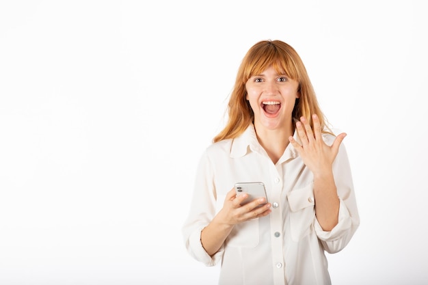 Retrato de joven empresaria con smartphone en estudio