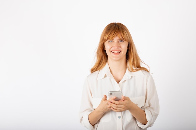 Retrato de joven empresaria con smartphone en estudio