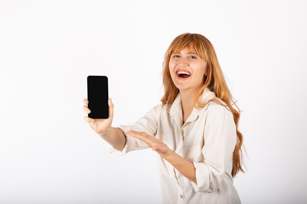 Retrato de joven empresaria con smartphone en estudio