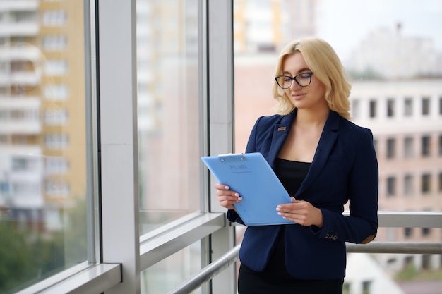 Retrato de una joven empresaria sonriendo con confianza