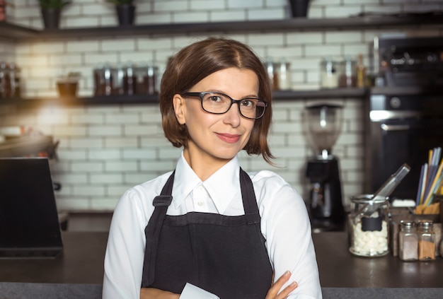 Retrato de una joven empresaria en su restaurante