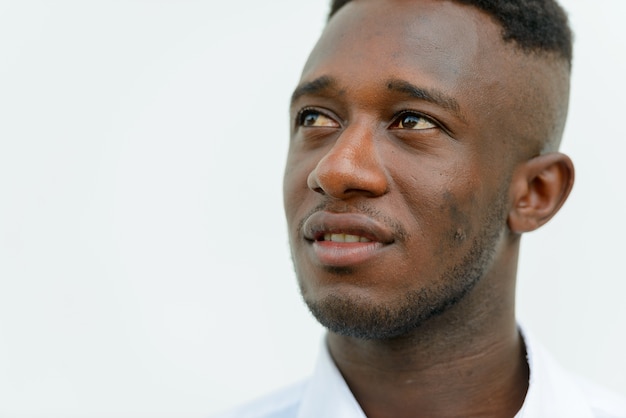 Retrato de joven empresario africano en la ciudad al aire libre